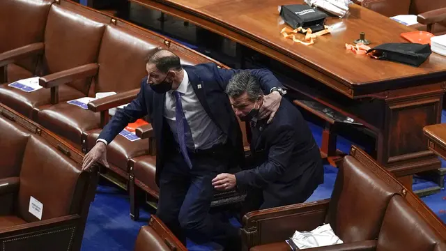 FOTO: Kepanikan Dalam Gedung Capitol Hill AS saat Diserbu Massa
