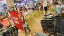 Pengunjung memilih sepatu yang dijual dengan potongan harga saat Pekan Raya Indonesia 2018 di ICE BSD City, Tangerang, Kamis (4/10). Ratusan stand beraneka ragam produk dengan diskon besar-besaran siap memanjakan pengunjung. (Merdeka.com/Arie Basuki)