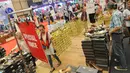 Pengunjung memilih sepatu yang dijual dengan potongan harga saat Pekan Raya Indonesia 2018 di ICE BSD City, Tangerang, Kamis (4/10). Ratusan stand beraneka ragam produk dengan diskon besar-besaran siap memanjakan pengunjung. (Merdeka.com/Arie Basuki)