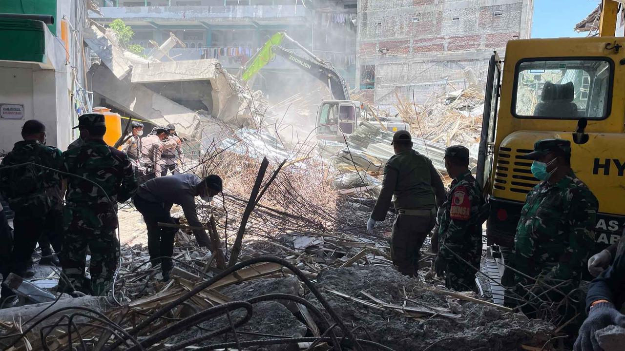 FOTO: 49 Santri Masih Hilang, Tim SAR Kerahkan Alat Berat di Reruntuhan Ponpes Al Khoziny