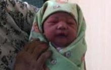 Mengharukan, Yuli terpaksa melahirkan bayi di bus saat mudik