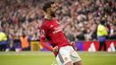 Selebrasi kapten tim Manchester United, Bruno Fernandes setelah mencetak gol pertama timnya lewat eksekusi penalti ke gawang Everton pada laga pekan ke-28 Premier League 2023/2024 di Old Trafford Stadium, Manchester, Sabtu (9/3/2024). (AP Photo/Dave Thompson)