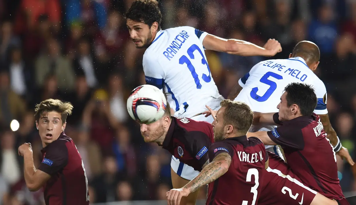 Pemain Inter Milan, Andrea Ranocchia (atas) berusaha menyudul bola dari kepungan pemain Sparta Praha pada laga kedua Grup K Liga Europa di Generali Arena, Jumat (30/9/2016) dini hari WIB. (EPA/Filip Singer)