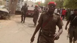 Petugas kepolisian saat mengamankan lokasi di kantor polisi di kota Yola , Nigeria 25 Februari 2016. Daerah Afrika ini mengalami berbagai serangan yang diduga terkait gerakan bernama  Boko Haram. (REUTERS / Stringer)