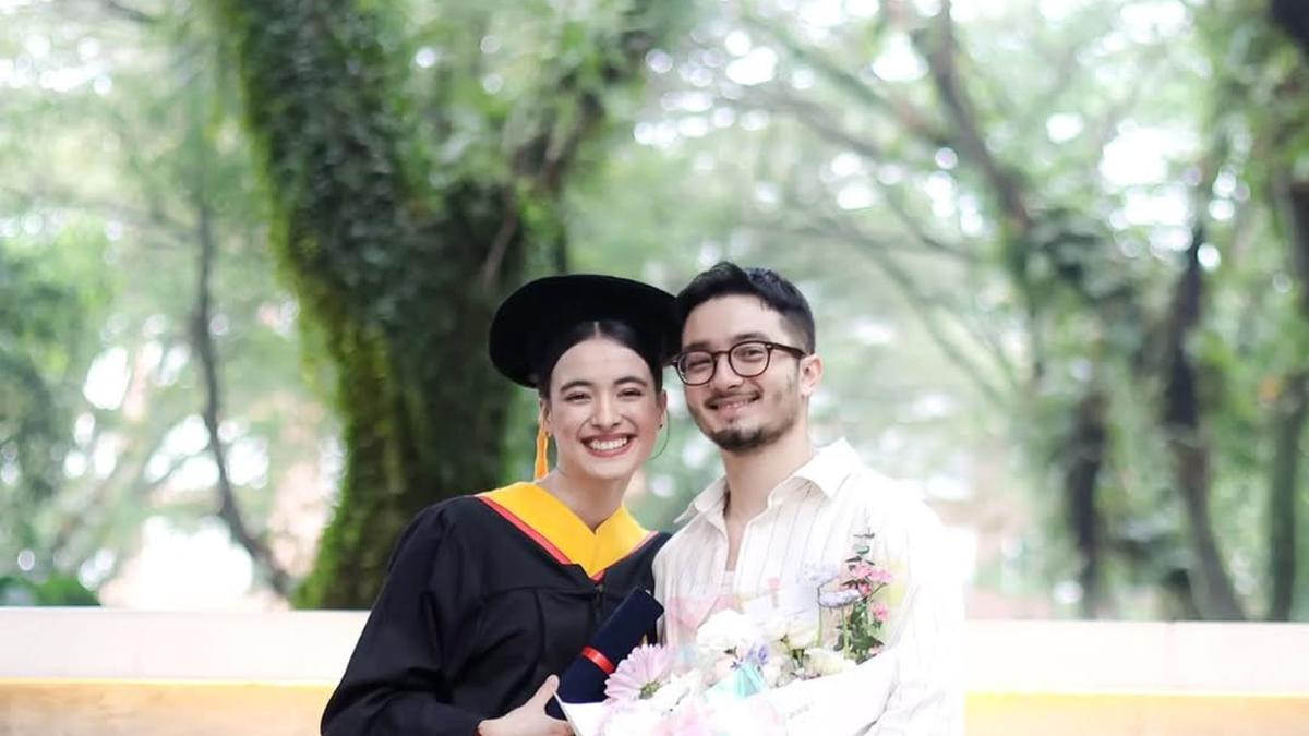 Bryan Domani Dampingi Sang Kekasih Mawar Eva de Jongh di Hari Wisuda, Tampil Kasual Stylish Bawa Buket Bunga