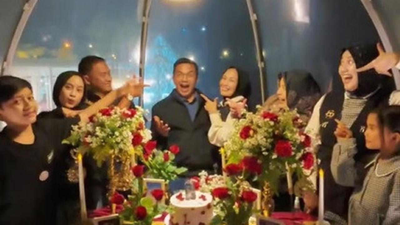 8 Potret Kejutan Ulang Tahun Sahrul Gunawan ke-49 dari sang Istri, Sweet Pakai Banget