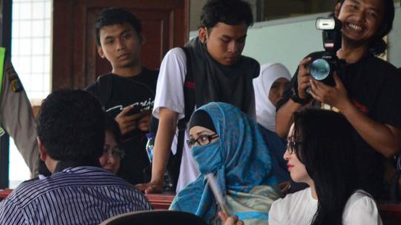 Sidang perdana, Neneng bertemu Angie 