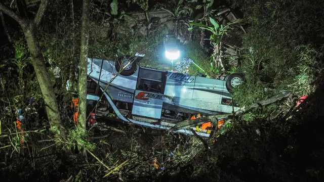 Proses Evakuasi Korban Kecelakaan Bus Sumedang