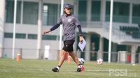 Pelatih Timnas Indonesia, Shin Tae-yong saat memimpin pemusatan latihan. (PSSI).