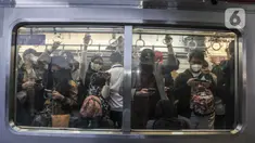 Pekerja menggunakan KRL saat jam pulang di Stasiun Manggarai, Jakarta, Senin (27/12/2021). Pemprov DKI resmi menetapkan upah minimum provinsi (UMP) 2022 naik 5,1 persen atau menjadi Rp4.641.854. (merdeka.com/Iqbal S Nugroho)