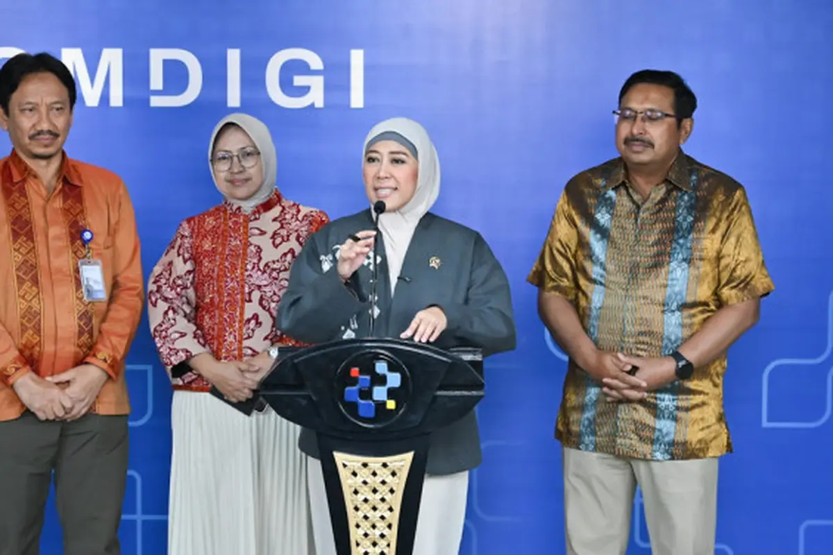 Menkomdigi Meutya Hafid didampingi Sekjen Ismail, Irjen Arief Tri Hardiyanto, dan Staf Ahli Menteri Bidang Hukum Cahyaning Nuratih Widowati, menyampaikan Hasil Seleksi Pengguna Pita Frekuensi Radio 700 Mhz dan 2,6 GHz. Credit: Komdigi