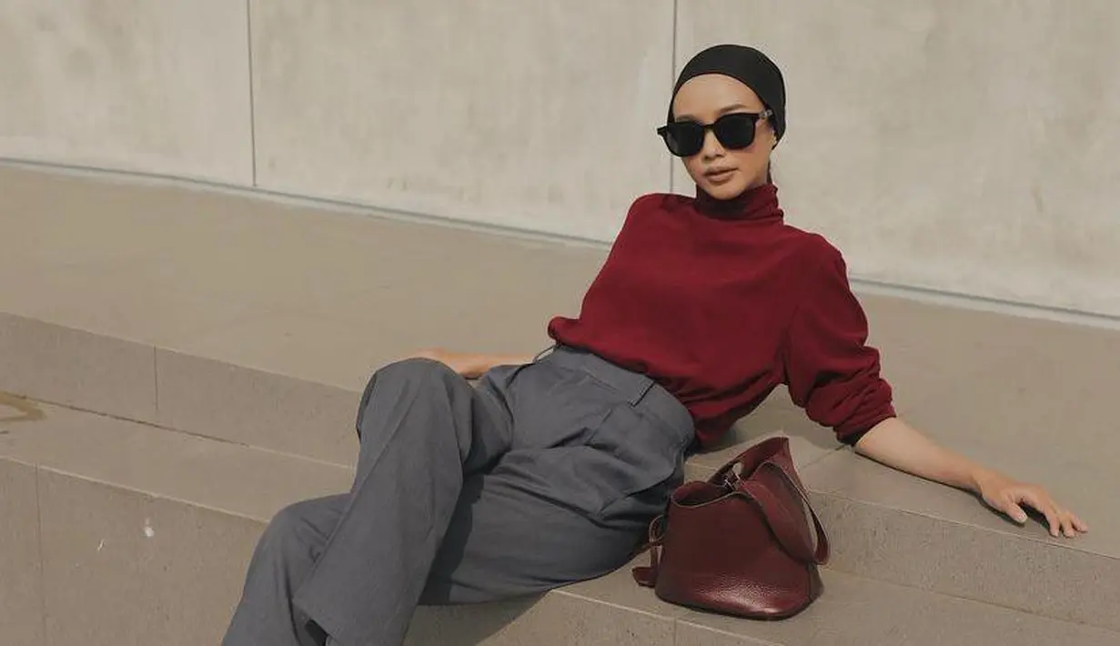 Cocok untuk outfit ke kantor, padukan turtleneck sweater merah maroon dengan pants warna abu-abu seperti look fashion blogger Vira Tandia ini. (Instagram/viratandia).