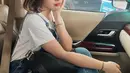 Kenakan baju overall jeans dan tenteng totebag warna hitam, penampilan Anneth Delliecia simpel namun stylish. Jebolan Indonesian Idol Junior musim ketiga tahun 2018 ini juga memakai gelang tali di tangan kiri dan kanan. Meski ini foto random karena Anneth terlihat belum siap untuk di foto, namun Anneth Delliecia tetap unggah foto tersebut di laman Instagramnya. (Liputan6.com/IG/@anneth.dlc)