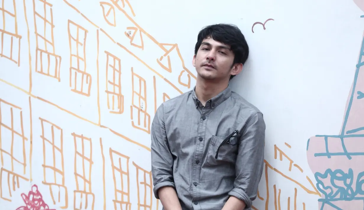 Sejak usia lima tahun, Yoga Pratama telah terlibat dalam sebuah film. Ia pertama kali bermain dalam film Tragedi Bintaro. Selain layar lebar, ia juga bermain di layar kaca dalam komedi Saling Silang. (Galih W. Satria/Bintang.com)