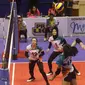 Pemain putri BNI 46 Kongyot Ajcharaporn melepaskan smes yang coba diblok pemain Bandung Bank BJB Pakuan pada laga terakhir putaran pertama Proliga 2019 di GOR C-tra Arena, Bandung, Minggu (23/12/2018). BNI 46 menang 3-1. (foto: PBVSI)