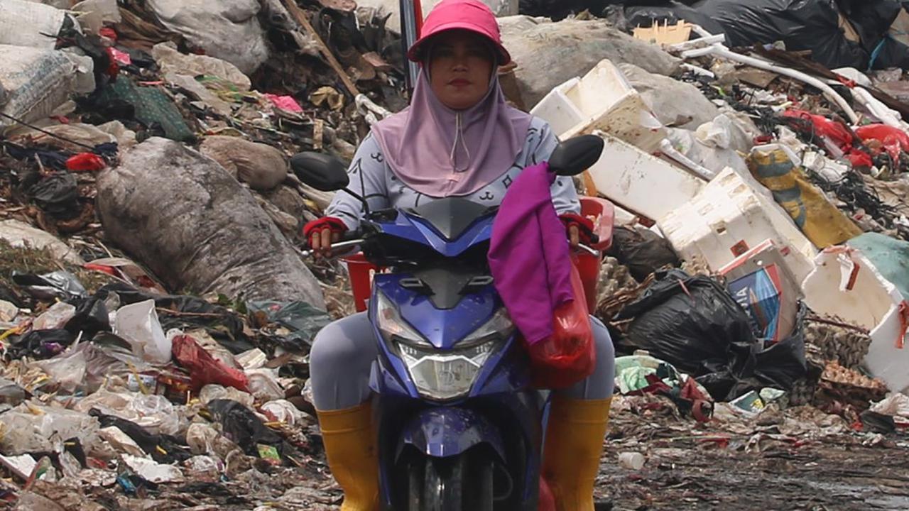 Tinggi gunung sampah di TPST Bantar Gebang ini sudah setara gedung 16 lantai.&nbsp;Merdeka.com/Arie Basuki