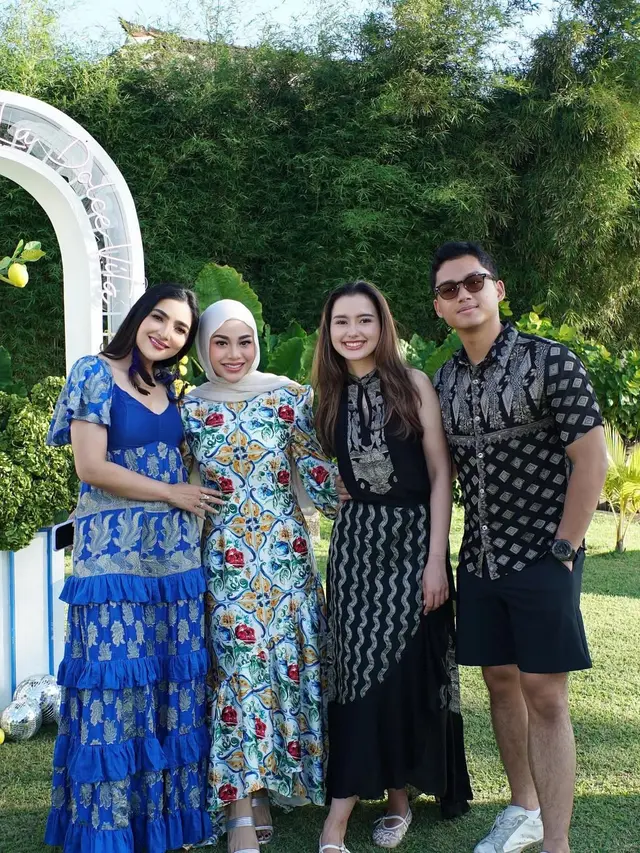 6 Gaya Batik Couple Azriel Hermansyah dan Sarah Menzel di Ultah Aurel ke-27