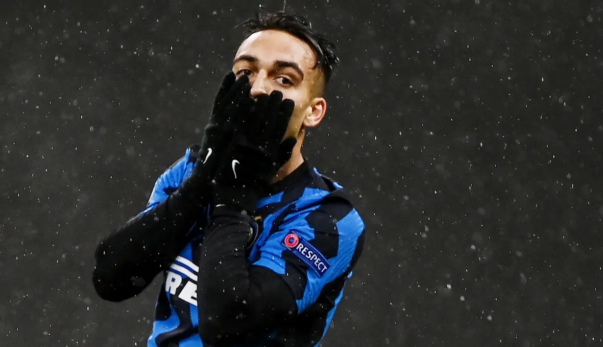 Striker Inter Milan, Lautaro Martinez, tampak kecewa usai bermain imbang melawan Shakhtar Donetsk pada laga Liga Champions di Stadion Giuseppe Meazza, Kamis (10/12/2020). Inter Milan gagal melaju ke babak 16 besar karena hanya menjadi juru kunci di grup B. (AFP/Marco Bertorello)