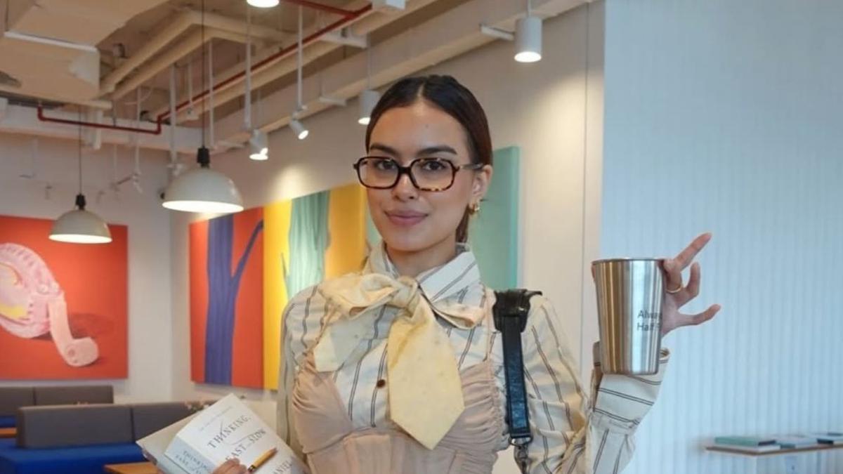Kombinasi Vintage &amp; Modern! Eva Celia Hadirkan Gaya 80s-90s dengan Sentuhan Kekinian