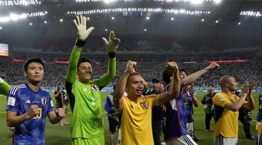 Para pemain Jepang merayakan kemenangan atas Spanyol 2-1 dalam pertandingan grup E Piala Dunia 2022 di Stadion Internasional Khalifa di Doha, Qatar, Jumat, 2 Desember 2022. Jepang lolos ke babak 16 besar Piala Dunia 2022 setelah menjadi juara grup F dengan tujuh poin.
(AP Photo/Eugene Hoshiko)