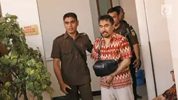 Petugas mengawal Aa Gatot menuju ruang sidang di Pengadilan Negeri Jakarta Selatan, Selasa (17/10). Sidang Gatot Brajamusti ini beragendakan eksepsi pelecehan seksual, senpi dan satwa. (Liputan6.com/Herman Zakharia)