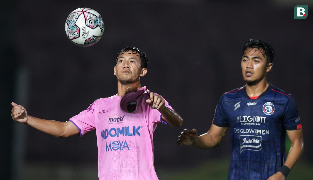 Pemain Persita Tangerang, Andre Agustiar Prakoso (kiri) berusaha mengontrol bola dibayangi pemain Arema FC, Rizky Dwi Febrianto saat laga pekan kesembilan BRI Liga 1 2021/2022 antara Arema FC melawan Persita Tangerang di Stadion Sultan Agung, Bantul, Rabu (27/10/2021). (Bola.com/Bagaskara Lazuardi)