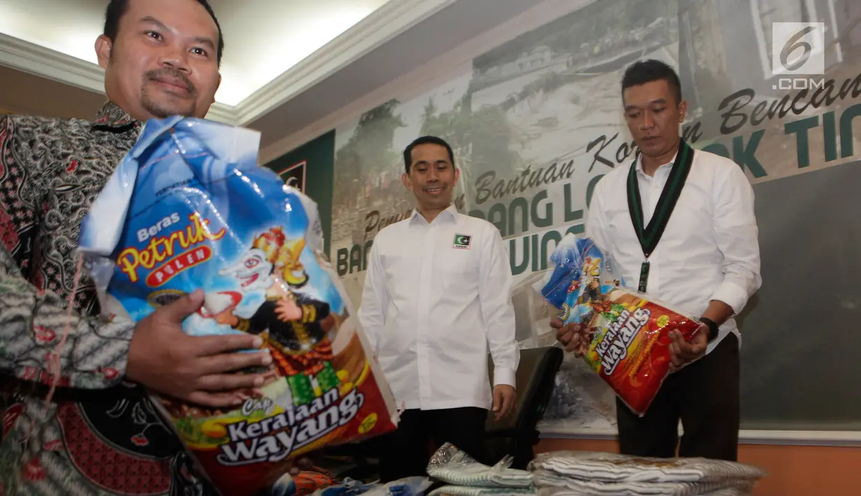 Ketua MD Lombok Timur NTT, Ahmad Roji saat menerima bantuan beras untuk disalurkan kepada 2.280 korban banjir di Lombok Timur NTT, Jakarta, Selasa (21/11). (Liputan6.com/Pool/KAHMI)