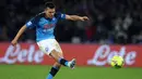 Pemain Napoli Kim Min-jae menendang bola saat melawan AS Roma pada pertandingan sepak bola Liga Italia di Stadion Diego Armando Maradona, Naples, Italia, 29 Januari 2023. Napoli makin kokoh puncaki klasemen sementara Liga Italia usai mengalahkan AS Roma dengan skor 2-1. (Alessandro Garofalo/LaPresse via AP)