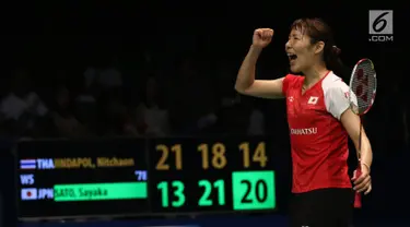 Pebulu tangkis Jepang, Sayaka Sato berteriak usai memastikan kemenangan atas pemain Thailand, Nitchaon Jindapol di Semifinal Indonesia Open 2017 di Jakarta, Sabtu (17/6). Sato unggul 13-21, 21-18, 21-14. (Liputan6.com/Helmi Fithriansyah)