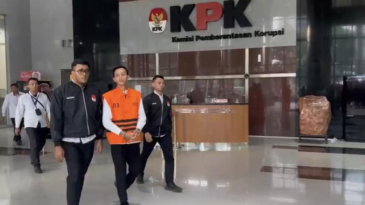 KPK Tahan Ajudan Gubernur Riau, Diduga Tampung Uang Miliaran 'Jatah Preman'