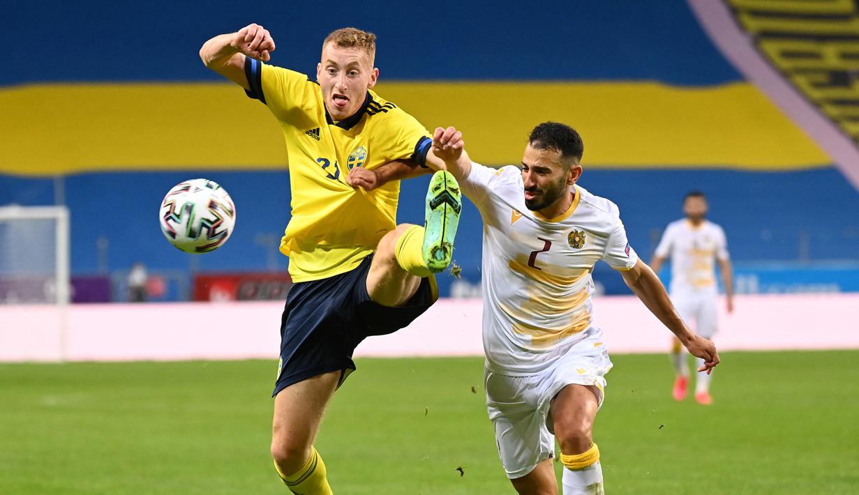 Gelandang Swedia, Dejan Kulusevski (kiri) berebut bola dengan ber Armenia, Andre Calisir dalam laga uji coba menjelang berlangsungnya Euro 2020 di Solna, Sabtu (5/6/2021). Swedia menang 3-1 atas Armenia. (AFP/Jonathan Nackstrand)