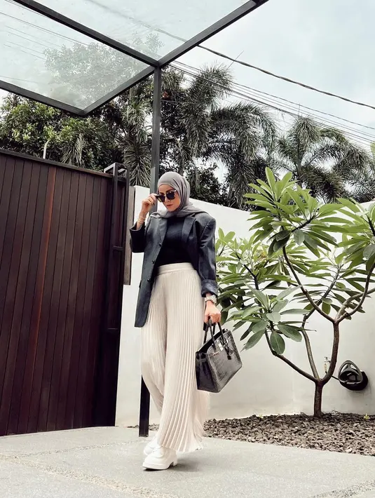 Gaya lady boss ala Olla Ramlan juga bisa jadi inspirasi. Padukan oversize blazer dan celana plisket. @ollaramlan.