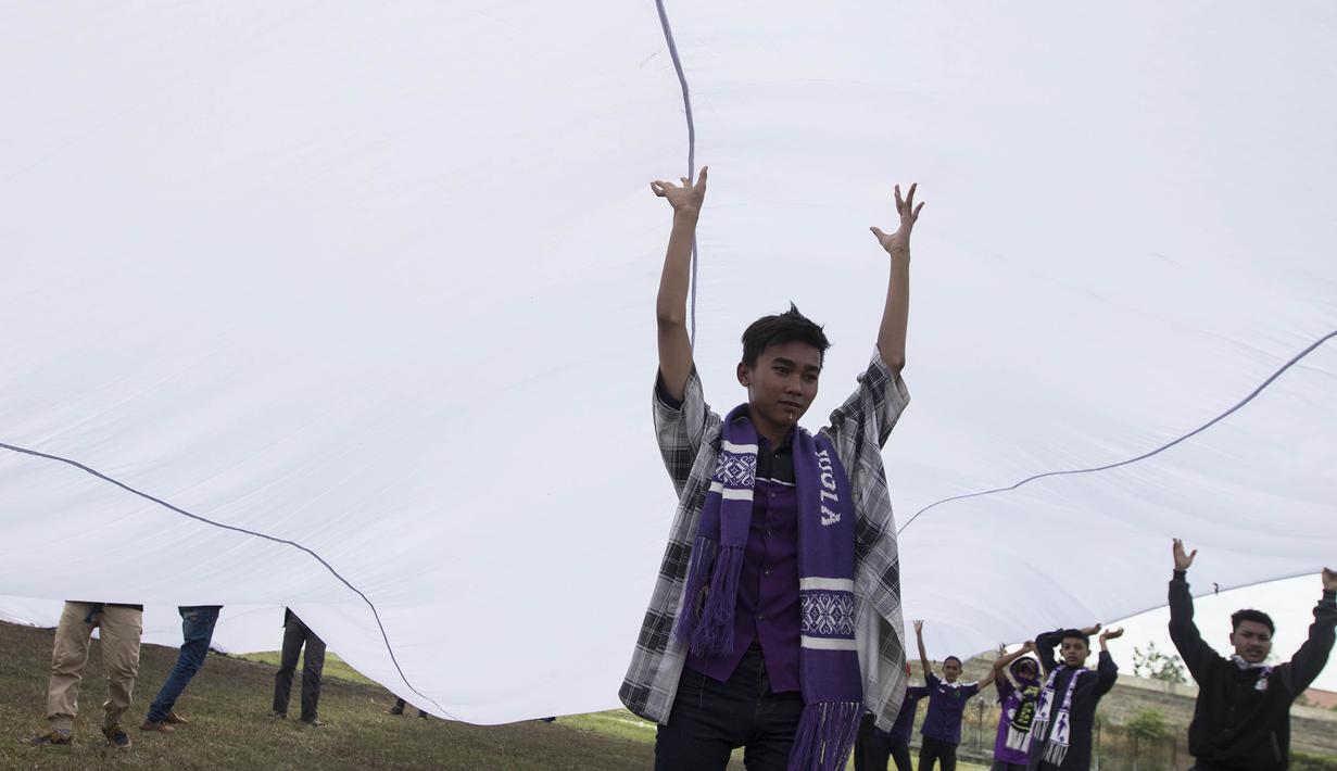 Awalnya, bendera Merah Putih raksasa tersebut berukuran 13 ribu meter persegi. Namun, ukuran bendera tersebut diperbesar untuk memecahkan Guinness Book of Record atau rekor dunia. (Bola.com/Vitalis Yogi Trisna)