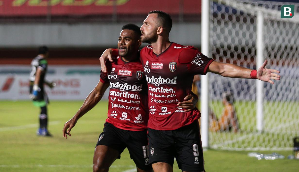 Ilija Spasojevic mampu memperdaya kiper Awan Setho Raharjo hanya semenit kemudian, tepatnya di menit ke-19. (Bola.com/Bagaskara Lazuardi)