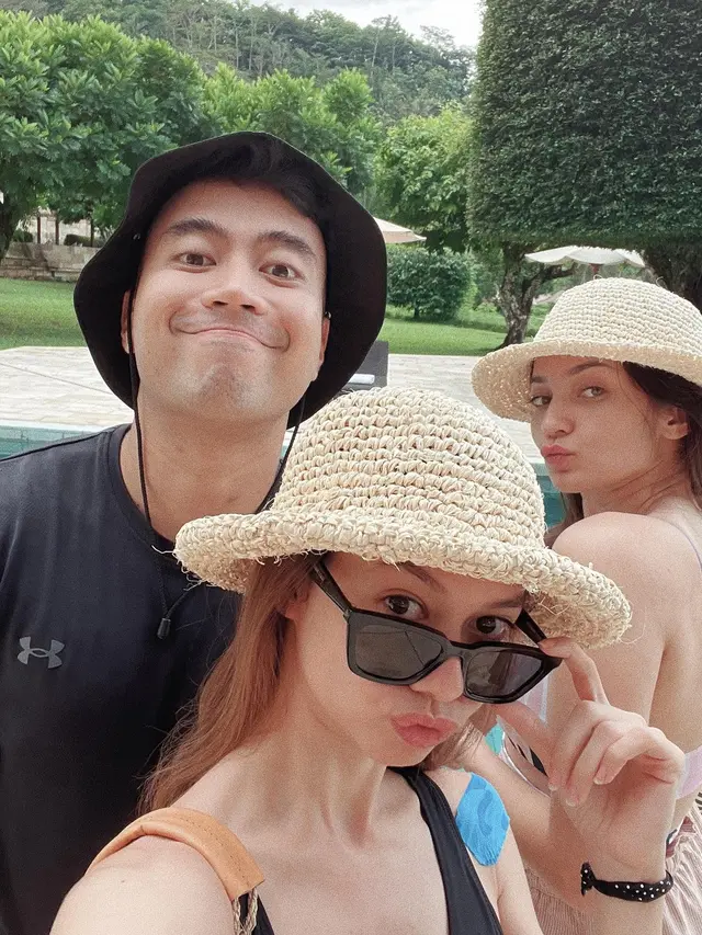 Liburan Bareng Vidi dan Yuki Kato, Ini 7 Potret Enzy Storia di Borobudur