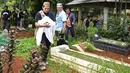 Sebagai ayah, sangat wajar ketika Indra Bekti menangis saat ditinggal anaknya untuk selamanya. Selama berada di kediamannya, Bekti tampak tegar mendampingi jenazah sang anak. Namun tangisannya pecah saat berada di pemakaman. (Bambang E. Ros/Bintang.com)