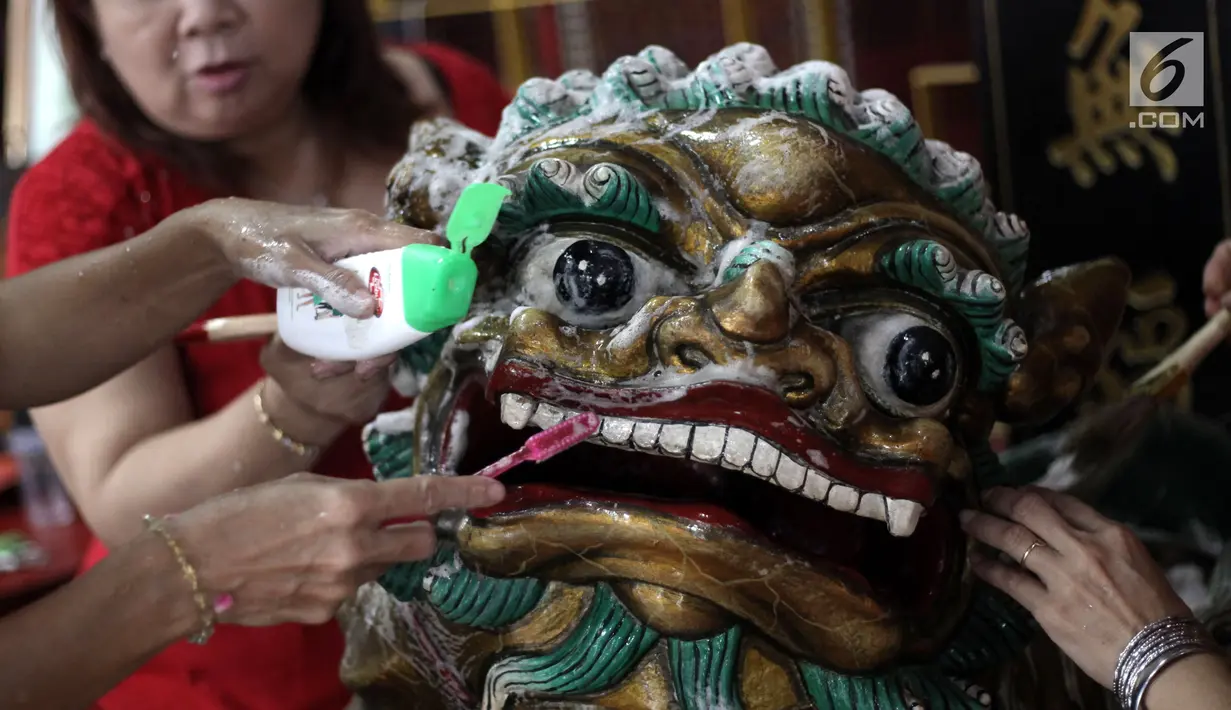 Sejumlah warga keturunan Tionghoa membersihkan patung dewa-dewi di Vihara Amurva Bhumi, Jakarta, Kamis (8/2). Tradisi membersihkan patung ini bertujuan untuk memberi penghormatan kepada seluruh dewa-dewi. (Liputan6.com/Arya Manggala)