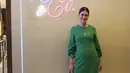 Paula Verhouven juga terlihat memukau dengan gaun sedergana bernuansa hijau, Paduan kalung oanjang dari Tiffany & Co. menambah keistimewaan gayanya. [Foto: Tiffany&Co. dok]