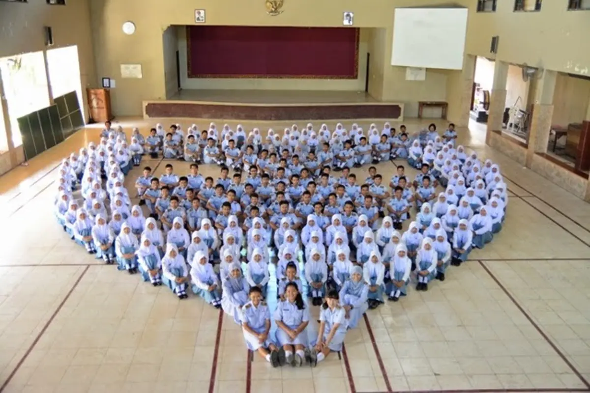 10 Formasi Foto Kekinian Bukti Cinta Murid pada Sekolah