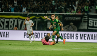 Paulo Gali Freitas beraksi dalam duel Persebaya Surabaya melawan Borneo FC di Stadion Gelora Bung Tomo, Surabaya, Sabtu (20/12/2025) malam. (Doc Persebaya)