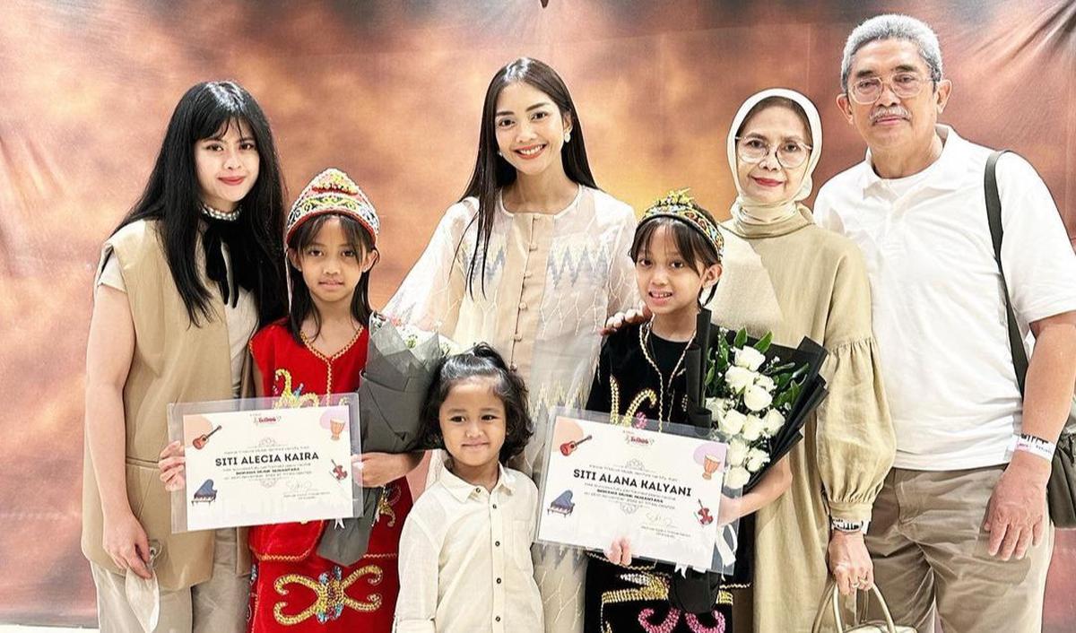 Ririn Dwi Ariyanti bersama anak-anak menuai banyak komentar dari netizen. Ririn disebut sebagai ibu hebat.&nbsp;
