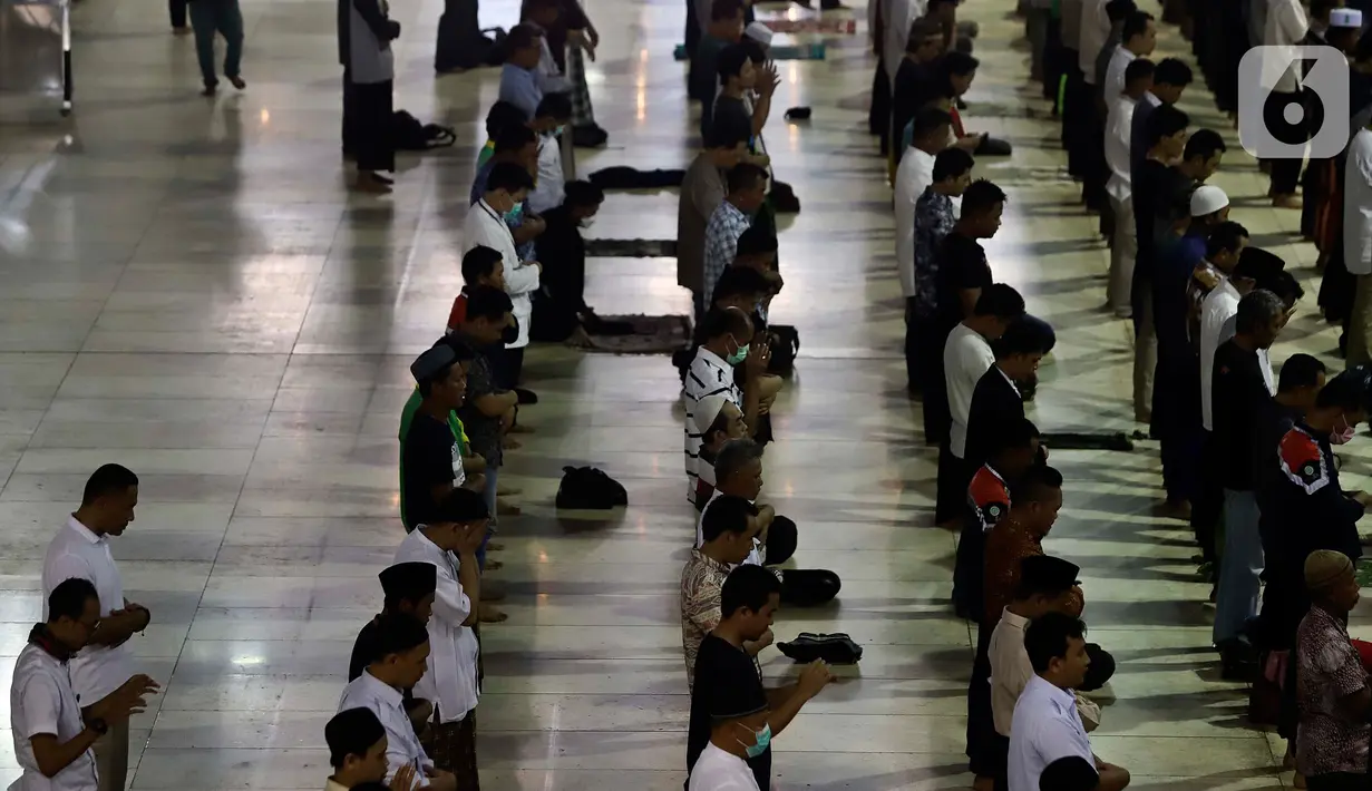 Umat Muslim menunaikan Salat Dhuzur di Masjid Istiqlal, Jakarta, Jumat (20/3/2020). Masjid Istiqlal memutuskan menunda pelaksanaan salat Jumat selama 2 pekan ke depan. Hal itu dilakukan untuk mencegah penyebaran virus Corona (COVID-19) yang semakin masif di DKI Jakarta. (Liputan6.com/Johan Tallo)