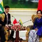 Presiden China Xi Jinping bersama dengan penasehat negara Myanmar Aung San Suu Kyi.(Source:AFP)