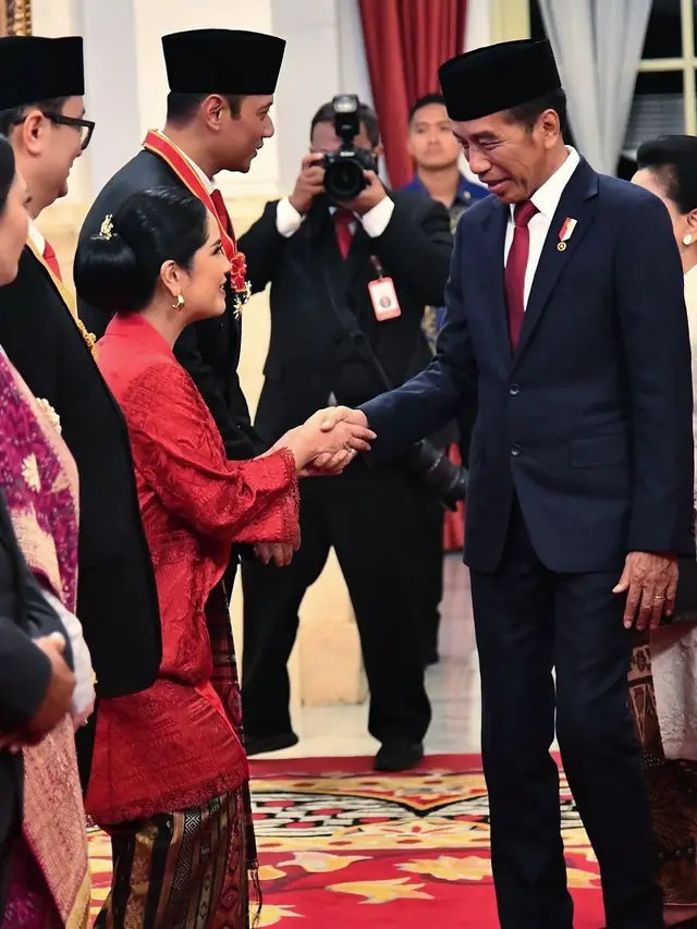 6 Gaya Annisa Pohan Kenakan Kebaya dan Ulos Pemberian Mendiang Ani Yudhoyono saat Dampingi AHY Terima Penghargaan di Istana Merdeka