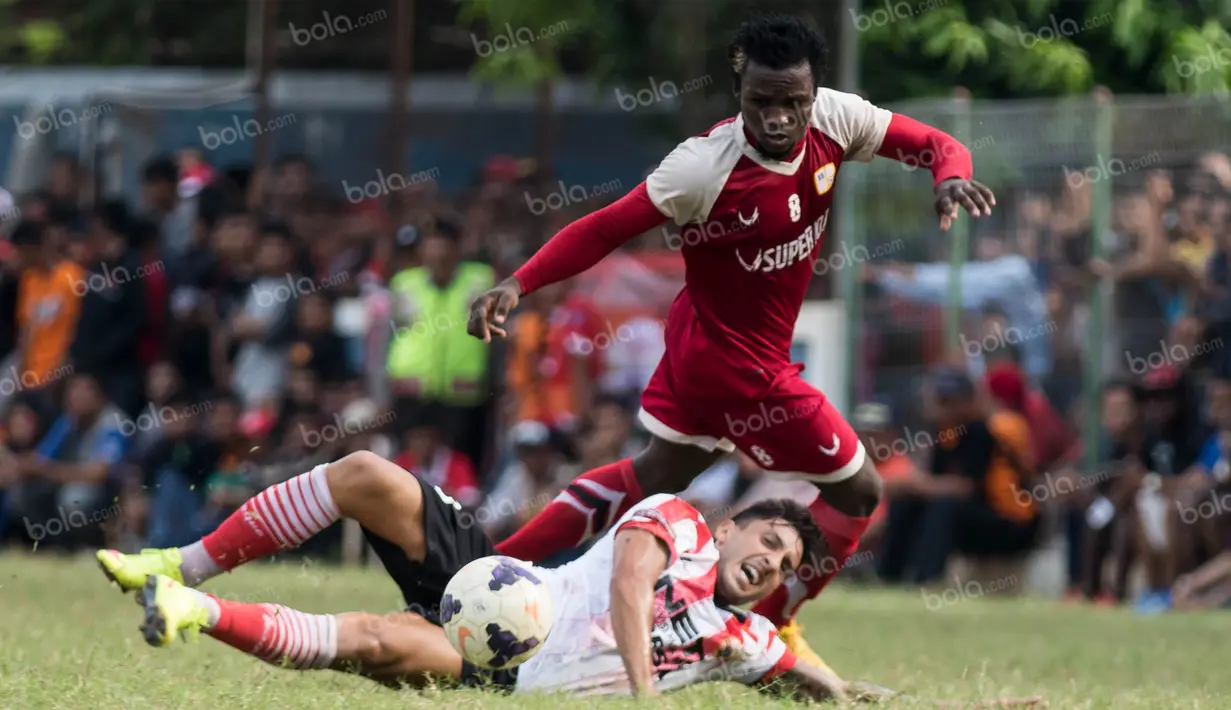 Gelandang Persija, Rafael Lima da Silva, dijatuhkan striker Barito Putera, Ibrahim Coteh, pada laga ujicoba di Stadion Bea Cukai, Jakarta, Selasa (5/4/2016). Kedua tim bermain imbang 2-2. (Bola.com/Vitalis Yogi Trisna)