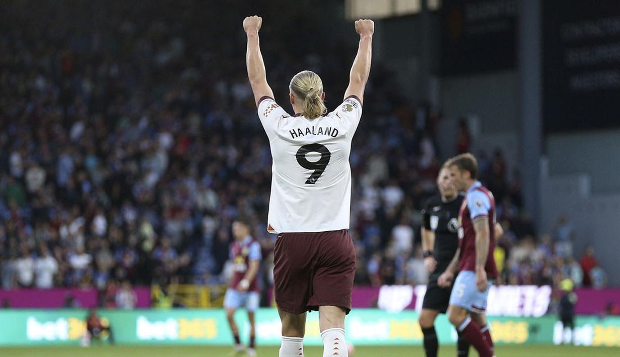 Pemain Manchester City, Erling Haaland, melakukan selebrasi setelah mencetak gol ke gawang Burnley pada laga pekan perdana Premier League di Stadion Turf Moor, Sabtu (12/8/2023). City menang dengan skor 3-0. (Nigel French/PA via AP)