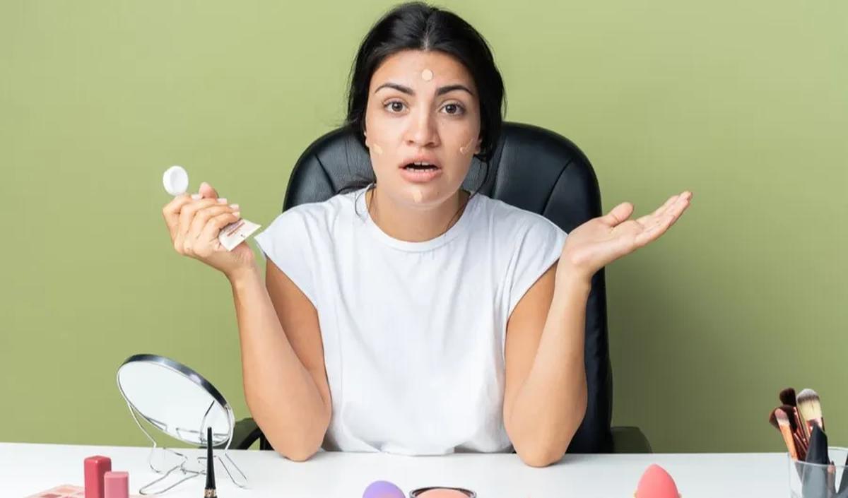 "Esensi dari gaya riasan ini adalah menyoroti fitur alami pada wajah, bukan menutupinya," ujar seorang beauty influencer.