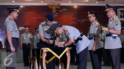 Kapolri Jenderal Pol Badrodin Haiti (kiri) menyaksikan penandatanganan Irjen Pol Unggung Cahyono saat upacara serah terima jabatan di Jakarta, Jumat (12/6/2015). Unggung Cahyono akan bertugas sebagai Asisten Operasi Kapolri. (Liputan6.com/Johan Tallo)