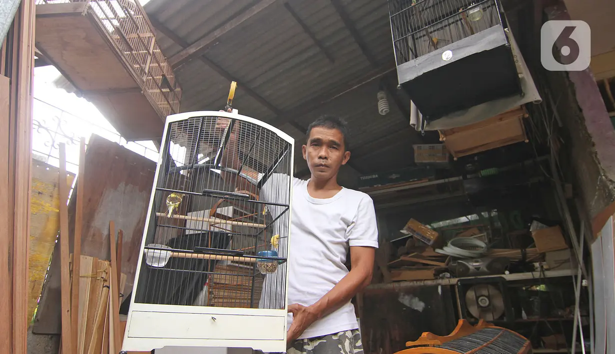 Perajin menunjukkan sangkar burung di YR Sangkar, Cimanggis, Depok, Jawa Barat, Rabu (17/3/2021). Perajin mengkatakan produksi sangkar burung yang dijual Rp 150 ribu hingga Rp 500 ribu per sangkar alami peningkatan penjualan 50 persen selama pandemi COVID-19. (Liputan6.com/Herman Zakharia)