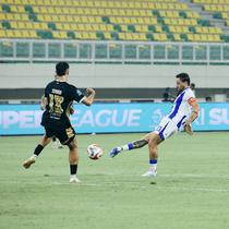 Persib Bandung harus puas bermain imbang 2-2 kontra Dewa United pada laga pekan ke-28 BRI Super League musim ini di Banten Internasional Stadium, Serang, Senin (20/4/2026) malam WIB. (dok. Persib Bandung)